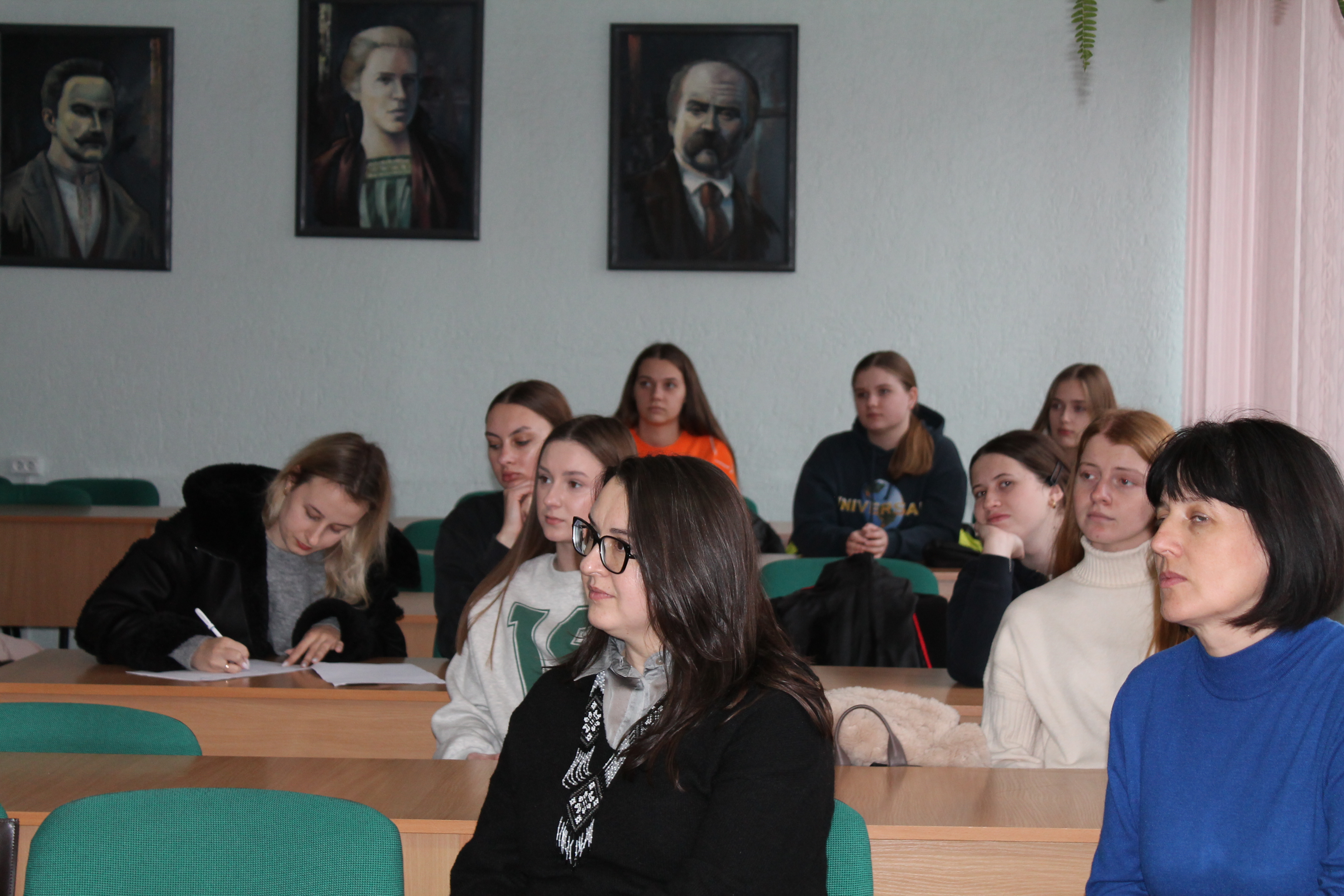 Надія Сеньовська, Ірина Скасків і студентки-філологині